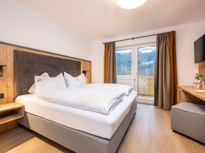 neu renoviertes Zimmer mit Balkon im Hotel Brunner in Gleiming an der Reiteralm