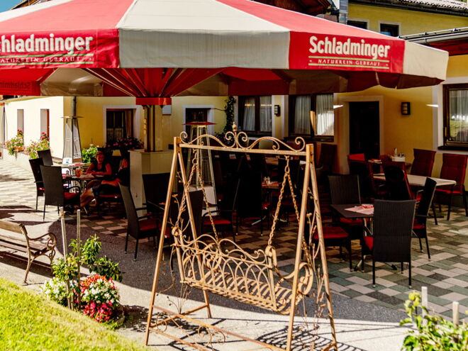 Die beliebte Sonnenterrasse im Hotel und Restaurant Brunner - auch als Zwischenstopp bei einer Motorradtour