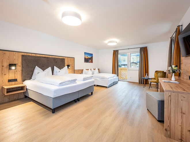 Familienzimmer mit Balkon für 4 Personen im Hotel Brunner in Gleiming an der Reiteralm Familienzimmer mit Balkon für 4 Personen im Hotel Brunner in Gleiming an der Reiteralm
