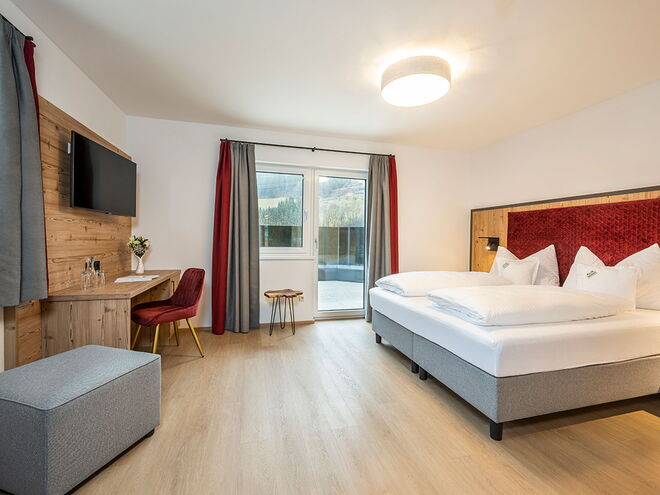 viel Holz und hochwertige Stoffe in den Zimmern im Hotel Brunner in Gleiming an der Reiteralm viel Holz und hochwertige Stoffe in den Zimmern im Hotel Brunner in Gleiming an der Reiteralm