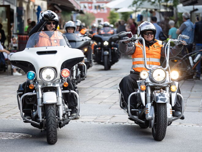 Biker fahren durch Schladming bei einer Motorrad-Tour in der kurvenreichen Region Schladming-Dachstein beim Motorradausflug in Österreich mit Nächtigung im Hotel Brunner in Gleiming in perfekter Lage für alle Biketouren