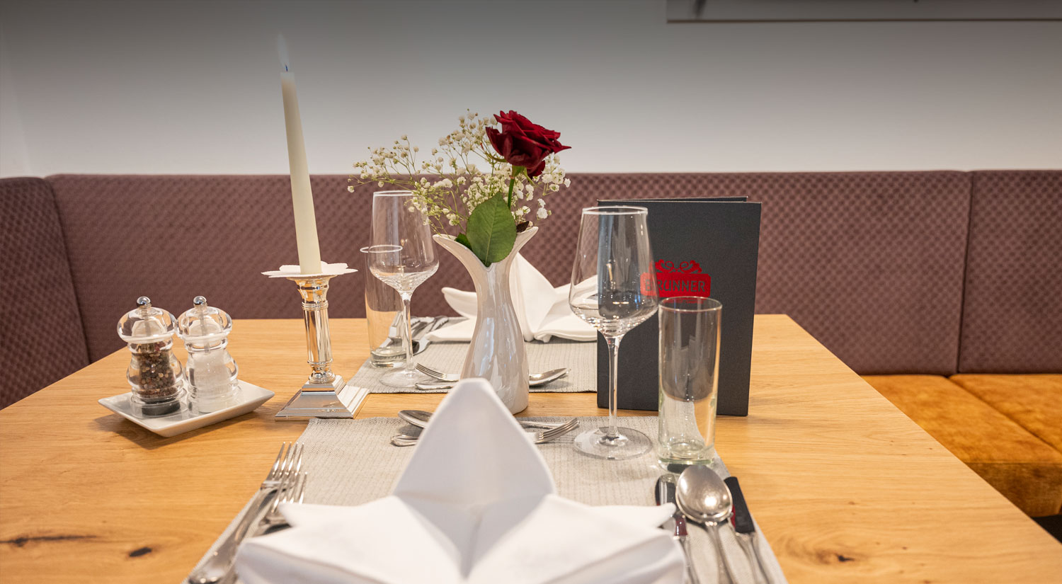 Schön gedeckter Tisch im Restaurant Brunner in Gleiming an der Reiteralm