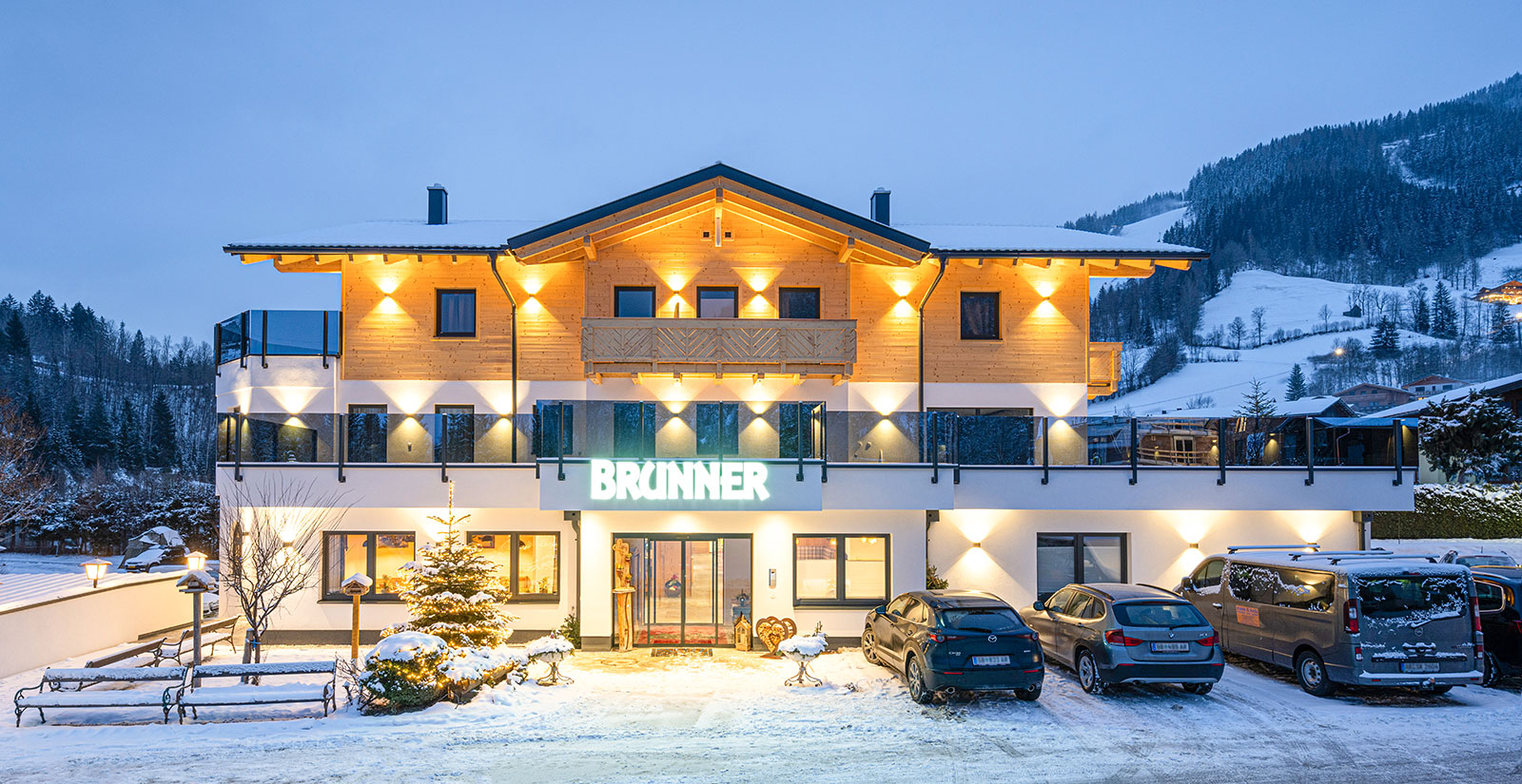 Beleuchtetes Hotel Brunner im Winter in Gleiming in Toplage nahe der Reiteralm Talstation