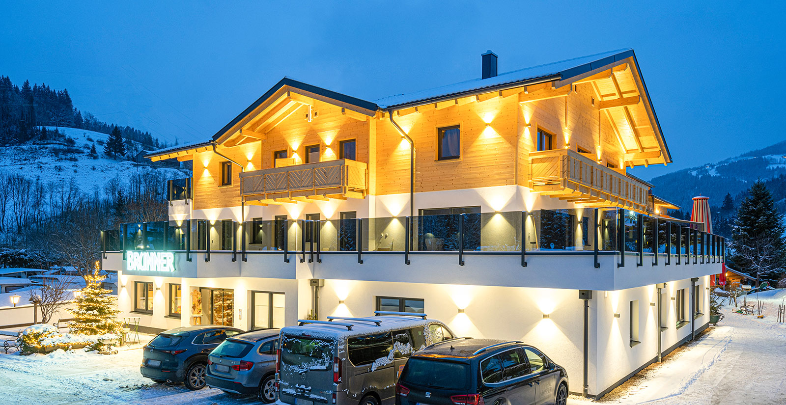 Beleuchtetes Hotel Brunner in Gleiming für einen Skiurlaub nahe der Reiteralm Talstation