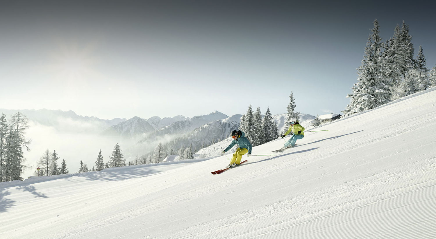 Skifahrer auf der Pisten der Reiteralm mit direktem Einstieg ins Skigebiet vom Hotel Brunner in Gleiming an der Talstation Reiteralm