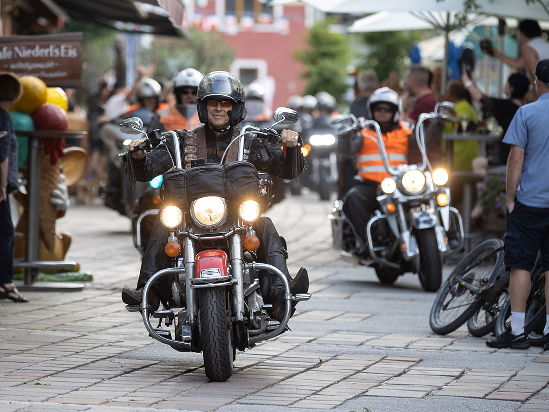 Motorradfahrer fährt durch Schladming beim Motorrad-Urlaub in Österreich
